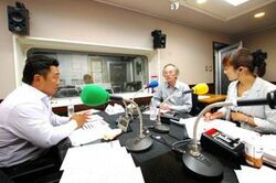 「マット安川のずばり勝負」スタジオ風景／マット安川、宮崎正弘、加藤知華／前田せいめい撮影