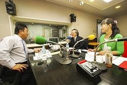 「マット安川のずばり勝負」スタジオ風景／マット安川、小林節、加藤知華／前田せいめい撮影