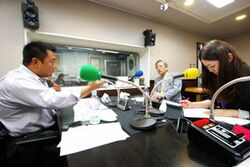 「マット安川のずばり勝負」スタジオ風景／マット安川、田原総一朗、藤岡明美／前田せいめい撮影