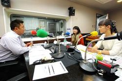 「マット安川のずばり勝負」スタジオ風景／マット安川、河添恵子、加藤知華／前田せいめい撮影