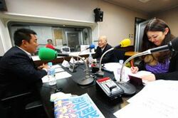 「マット安川のずばり勝負」スタジオ風景／マット安川、浅川博忠、藤岡明美／前田せいめい撮影