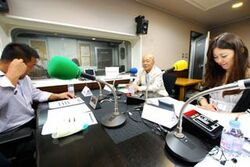 「マット安川のずばり勝負」スタジオ風景/マット安川、浅川博忠、藤岡明美/前田せいめい撮影