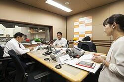 「マット安川のずばり勝負」スタジオ風景／田中慶秋、マット安川、加藤知華／前田せいめい撮影