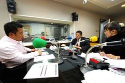 「マット安川のずばり勝負」スタジオ風景／マット安川、佐藤優、加藤知華／前田せいめい撮影