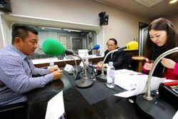 「マット安川のずばり勝負」スタジオ風景/マット安川、平沢勝栄、藤岡明美/前田せいめい撮影