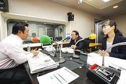 「マット安川のずばり勝負」スタジオ風景／マット安川、平沢勝栄、加藤知華／前田せいめい撮影