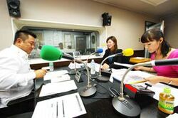 「マット安川のずばり勝負」スタジオ風景/マット安川、金恵京、加藤知華/前田せいめい撮影