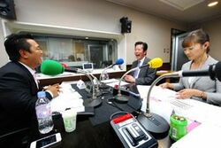 「マット安川のずばり勝負」スタジオ風景/マット安川、山口那津男、加藤知華/前田せいめい撮影