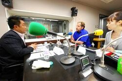 「マット安川のずばり勝負」スタジオ風景：マット安川、ベンジャミン・フルフォード、加藤知華／前田せいめい撮影