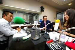 「マット安川のずばり勝負」スタジオ風景／マット安川、松木けんこう、藤岡明美／前田せいめい撮影