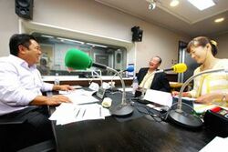 「マット安川のずばり勝負」スタジオ風景／マット安川、平野貞夫、加藤知華／前田せいめい撮影