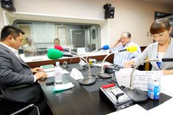 「マット安川のずばり勝負」スタジオ風景／マット安川、藤木幸夫、加藤知華／前田せいめい撮影