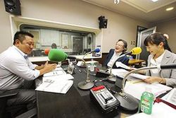 「マット安川のずばり勝負」スタジオ風景／マット安川、小林節、加藤知華／前田せいめい撮影