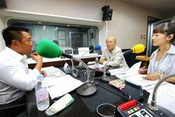 「マット安川のずばり勝負」スタジオ風景／マット安川、浅川博忠、加藤知華／
前田せいめい撮影