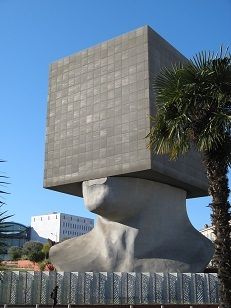 世界初の“住める”巨大彫刻や穴あきの像で街に活気 街並みをアートに