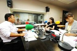 「マット安川のずばり勝負」スタジオ風景／マット安川、池内ひろ美、加藤知華／前田せいめい撮影