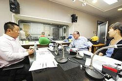 「マット安川のずばり勝負」スタジオ風景／マット安川、藤木幸夫、加藤知華／前田せいめい撮影