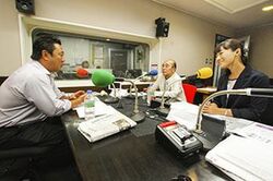 「マット安川のずばり勝負」スタジオ風景／マット安川、浅川博忠、加藤知華／前田せいめい撮影