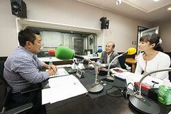 「マット安川のずばり勝負」スタジオ風景／マット安川、浅川博忠、加藤知華／前田せいめい撮影