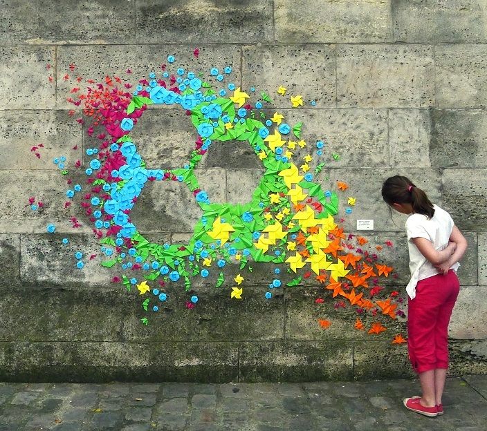 パリの街角が 虹色の折り紙で明るくなる Origamiストリートアート で訴える原発反対 1 5 Jbpress Japan Business Press