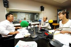 「マット安川のずばり勝負」スタジオ風景／マット安川、浅川博忠、加藤知華／前田せいめい撮影