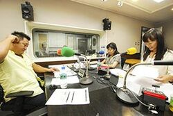 「マット安川のずばり勝負」スタジオ風景／マット安川、内田聖子、加藤知華／前田せいめい撮影