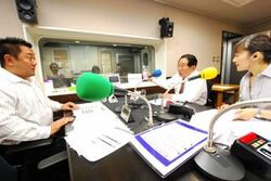 「マット安川のずばり勝負」スタジオ風景／マット安川、田中慶秋、加藤知華／前田せいめい撮影