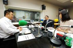 「マット安川のずばり勝負」スタジオ風景／マット安川、平沢勝栄、加藤知華／前田せいめい撮影