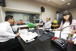 「マット安川のずばり勝負」スタジオ風景／マット安川、浅川博忠、加藤知華／前田せいめい撮影