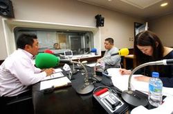 「マット安川のずばり勝負」スタジオ風景／マット安川、佐藤優、藤岡明美／前田せいめい撮影