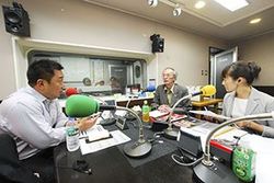 「マット安川のずばり勝負」スタジオ風景／マット安川、宮崎正弘、加藤知華／前田せいめい撮影