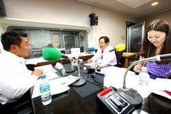 「マット安川のずばり勝負」スタジオ風景/マット安川、田中慶秋、藤岡明美/前田せいめい撮影