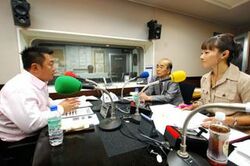 「マット安川のずばり勝負」スタジオ風景／マット安川、浅川博忠、加藤知華／前田せいめい撮影