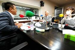 「マット安川のずばり勝負」スタジオ風景／マット安川、岩見隆夫、加藤知華／前田せいめい撮影