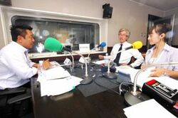 「マット安川のずばり勝負」スタジオ風景／マット安川、西田昌司、加藤知華／前田せいめい撮影