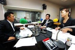 「マット安川のずばり勝負」スタジオ風景／マット安川、佐藤正久、加藤知華／前田せいめい撮影