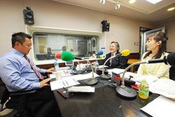 「マット安川のずばり勝負」スタジオ風景/マット安川、小林節、加藤知華/前田せいめい撮影