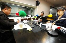 「マット安川のずばり勝負」スタジオ風景/マット安川、稲村公望、加藤知華/前田せいめい撮影