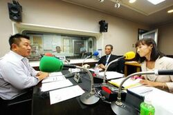 「マット安川のずばり勝負」スタジオ風景／マット安川、稲村公望、加藤知華／前田せいめい撮影