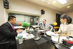 「マット安川のずばり勝負」スタジオ風景／マット安川、藤木幸夫、加藤知華／前田せいめい撮影