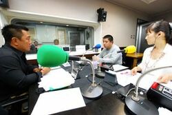 「マット安川のずばり勝負」スタジオ風景／マット安川、佐藤優、加藤知華／前田せいめい撮影