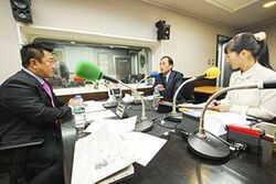 「マット安川のずばり勝負」スタジオ風景／マット安川、上田清司、加藤知華／前田せいめい撮影