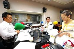 「マット安川のずばり勝負」スタジオ風景／マット安川、小山和伸、加藤知華／前田せいめい撮影