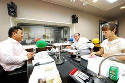 「マット安川のずばり勝負」スタジオ風景／マット安川、藤木幸夫、加藤知華／前田せいめい撮影