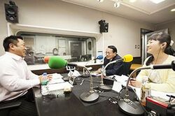 「マット安川のずばり勝負」スタジオ風景／マット安川、平沢勝栄、加藤知華／前田せいめい撮影