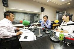 「マット安川のずばり勝負」スタジオ風景／マット安川、諸永裕一（経産省クールジャパン担当）、加藤知華／前田せいめい撮影