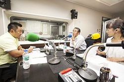 「マット安川のずばり勝負」スタジオ風景/マット安川、織田邦男、加藤知華/前田せいめい撮影