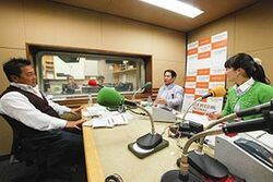 「マット安川のずばり勝負」スタジオ風景／マット安川、小山和伸、加藤知華／前田せいめい撮影