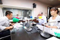 「マット安川のずばり勝負」スタジオ風景／マット安川、藤木幸夫、加藤知華／前田せいめい撮影