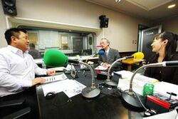 「マット安川のずばり勝負」スタジオ風景／マット安川、宮崎正弘、加藤知華／前田せいめい撮影